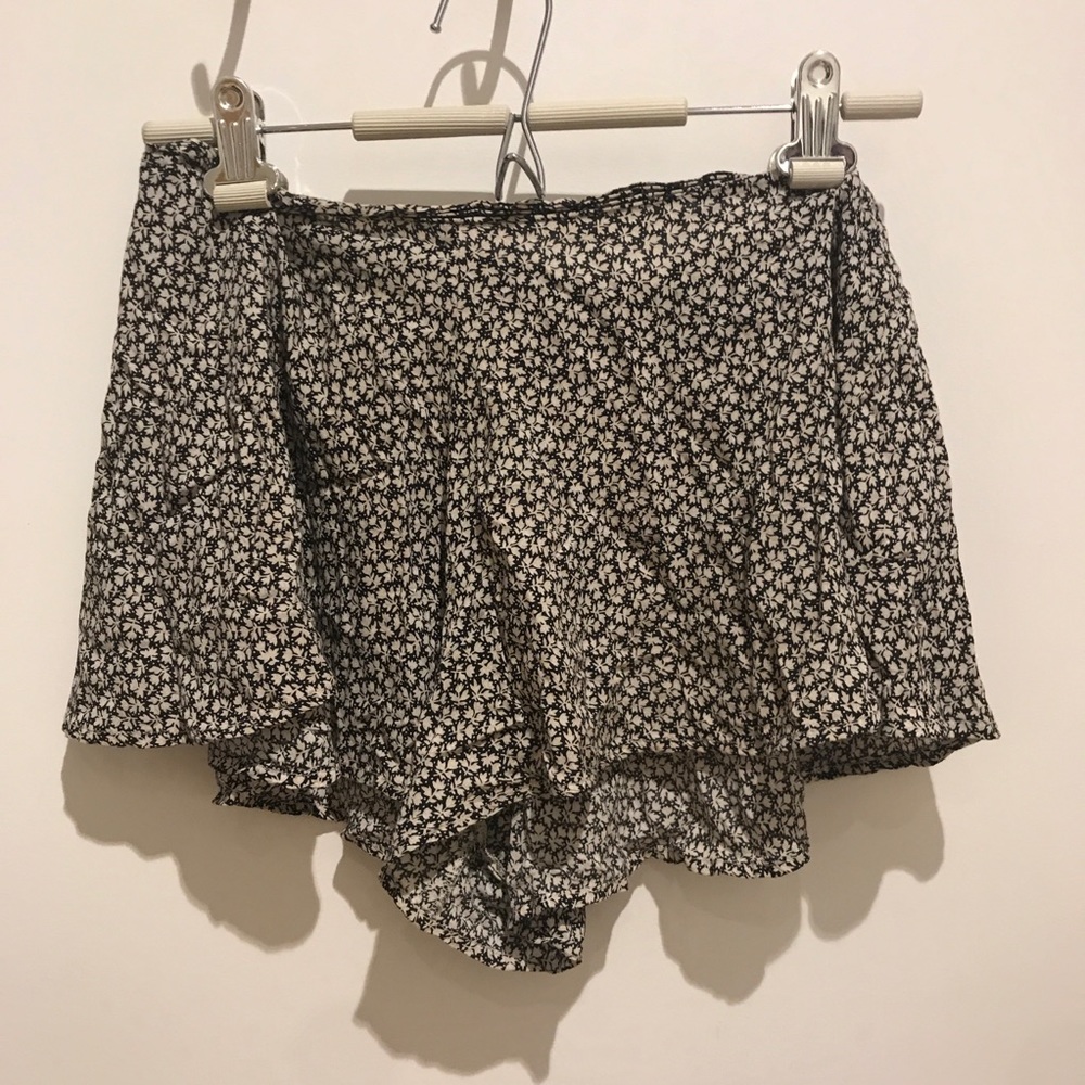 HI ROOMIE floral flowy shorts FREE